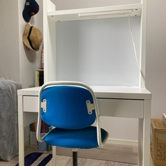 IKEAの学習机と椅子
の画像