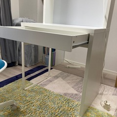 IKEAの学習机と椅子
の画像