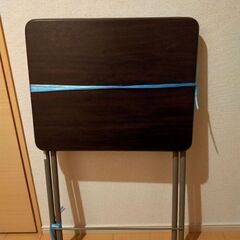 ブラウン調のミニテーブル