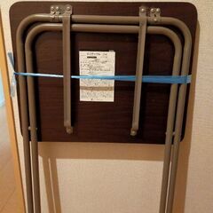 ブラウン調のミニテーブルの画像