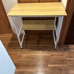 新し目の机です
