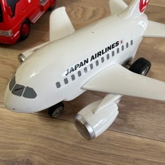 消防車と飛行機の画像