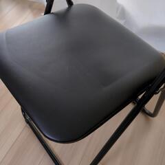 黒 折りたたみ椅子の画像