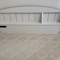 値下げしました！シングルサイズの白いベッドフレームとマットレスのセットの画像