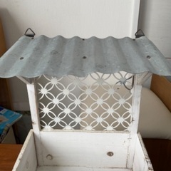 カントリー調　ブリキ小物入れの画像