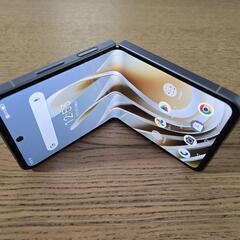折りたたみスマホ libero flipの画像