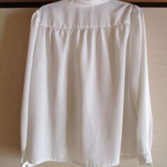 白いブラウス・長袖ブラウス・衣類の画像