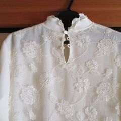 白いレース・フリルのブラウス・長袖のブラウス・おしゃれで冠婚葬祭用もOKの画像