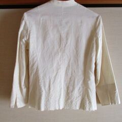 薄手のジャケット・生成り風のジャケットの画像