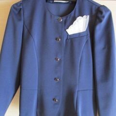 紺色のスーツ風の上着のみ・紺色のジャケットの画像