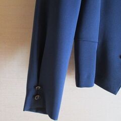 紺色のスーツ風の上着のみ・紺色のジャケットの画像