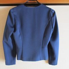 紺色のスーツ風の上着のみ・紺色のジャケットの画像
