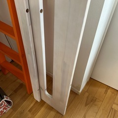 木製階段と木材。の画像