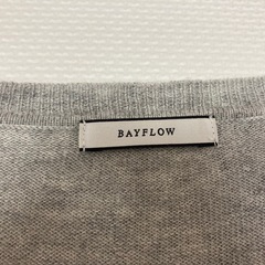 BAYFLOW グレー Vネックニットの画像