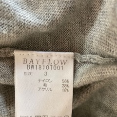 BAYFLOW グレー Vネックニットの画像