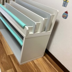 子供用本棚と棚の画像