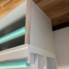 子供用本棚と棚の画像