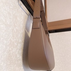 ユニクロ レザータッチワンハンドルバッグ
の画像