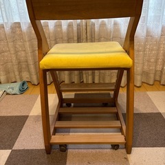 子供用の学習椅子の画像