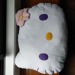 (話し中)キティちゃんのクッションピンク花の画像