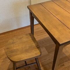 2人用木製テーブルと木製椅子2脚の画像