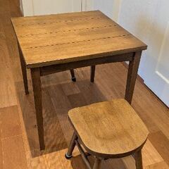2人用木製テーブルと木製椅子2脚の画像