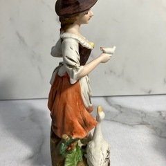☆値下げ☆A2503-536  陶器人形 オレンジドレスの少女 アヒル 汚れありの画像
