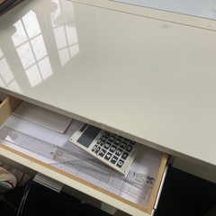 おしゃれな^^真っ白オフィス用机と可愛いストライプ柄の椅子
の画像