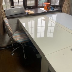 おしゃれな^^真っ白オフィス用机と可愛いストライプ柄の椅子
の画像