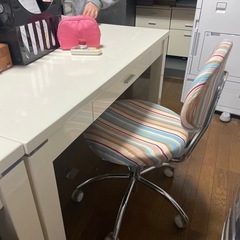 おしゃれな^^真っ白オフィス用机と可愛いストライプ柄の椅子
の画像