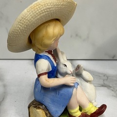 ☆値下げ☆A2503-542 陶器人形 少女とうさぎ  汚れありの画像