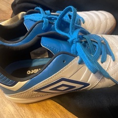 umbro サッカーシューズ ホワイト/ブルー 23cm　小学生　男子