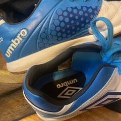 umbro サッカーシューズ ホワイト/ブルー 23cm　小学生　男子の画像