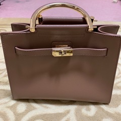 落ち着いたお色のバッグ