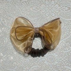 【新品】リボン付きシュシュ かわいい ブラウン ヘアアクセ 仕事 プライベート ビジューの画像