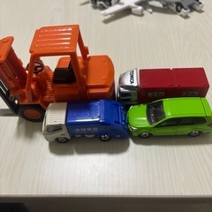 トミカとフォークリフトの画像