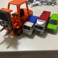 トミカとフォークリフトの画像