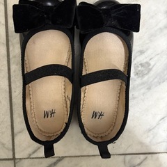 H&M バレエシューズ 黒エナメルリボンの画像