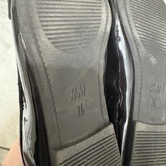 H&M バレエシューズ 黒エナメルリボンの画像