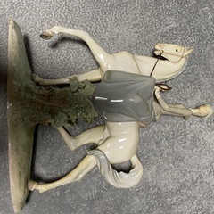 リアドロの陶器の人形　腕が折れています。