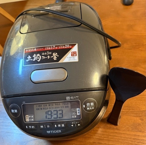 ほぼ新品 炊飯器 5.5合炊き しゃもじ、米用計量カップ付き