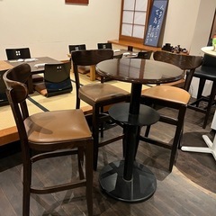 カウンターチェア3脚、カフェ風テーブル