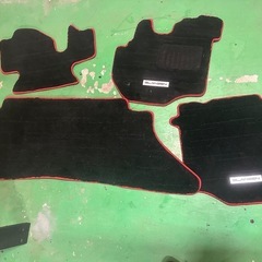 ハイエース　GLANZEN フロアマット 4枚セット 黒/赤