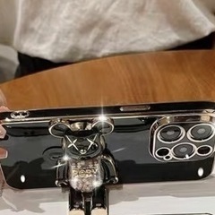 iPhone12のケース　ベアブリック風装飾の画像
