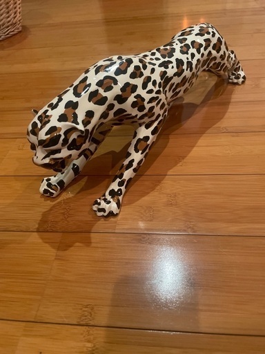 ヒョウの置物
