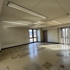 カーペットタイルを敷くのを手伝ってください。