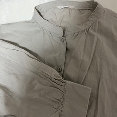 商談中くすみグレーのシャツ