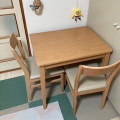 机&椅子2脚の画像