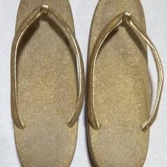 Mサイズの金色の草履