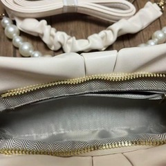 白いパック ショルダーバックの画像